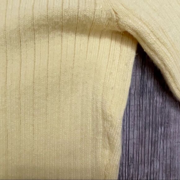 Tex by Max Azria Yellow Ribbed Long Sleeve V-neck Sweater Size Large - Picture 8 of 8